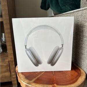 Apple AirPods Max w/ Spigen Case Silver/white - Brand New